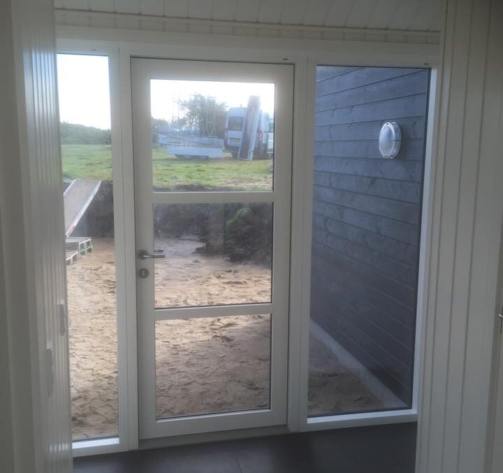 Glasdør med udsigt til have og terrasse