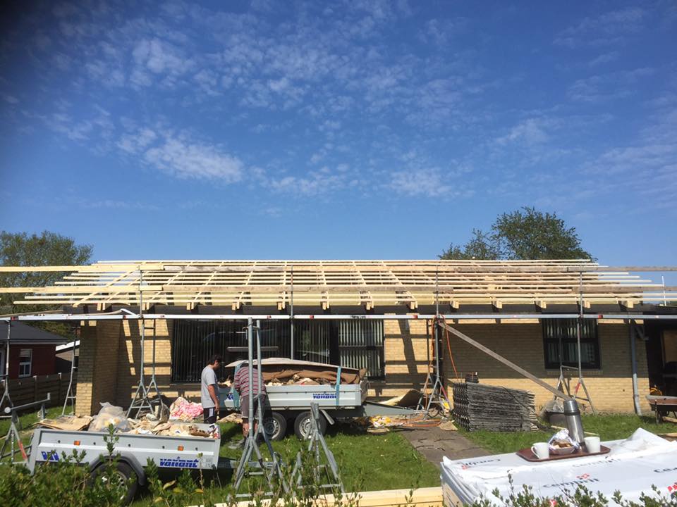 Hus under tagrenovering i solskinsvejr