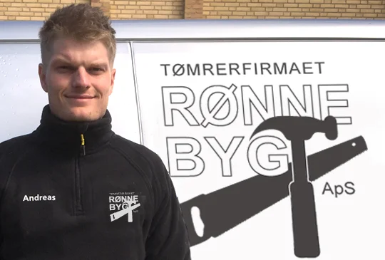 Tømrermester foran Rønne Byg firmabil