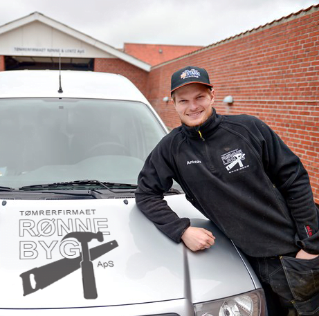 Tømrer foran firmabil ved Rønne Byg ApS