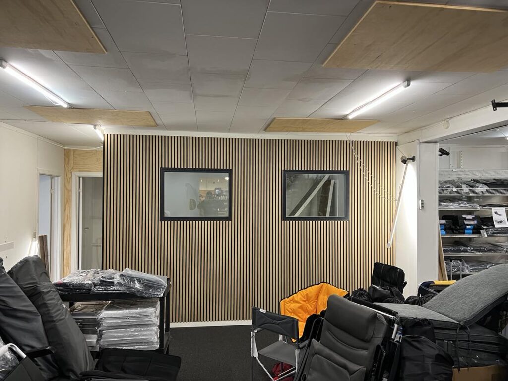 Moderne kontor med trævæg og opbevaringsmøbler