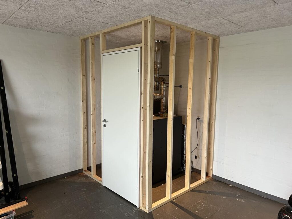 Træramme med dør i byggestadie indendørs